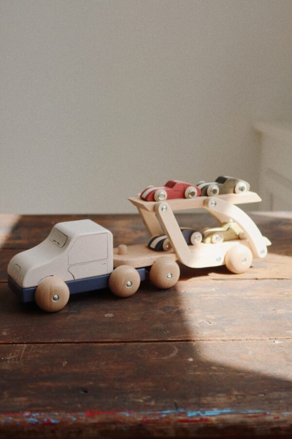 Wooden Car Carrier FSC, Truck Toy - Konges Slojd - Image 2