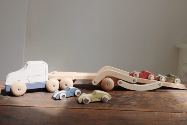 Wooden Car Carrier FSC, Truck Toy - Konges Slojd - Image 3