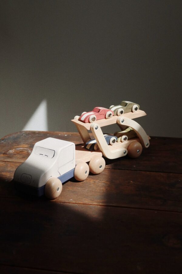 Wooden Car Carrier FSC, Truck Toy - Konges Slojd - Image 4