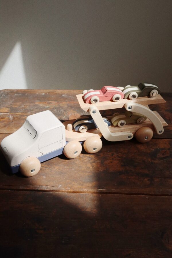 Wooden Car Carrier FSC, Truck Toy - Konges Slojd - Image 5
