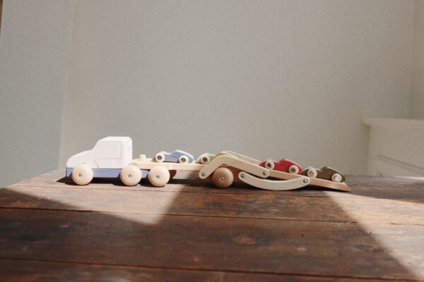 Wooden Car Carrier FSC, Truck Toy - Konges Slojd - Image 6