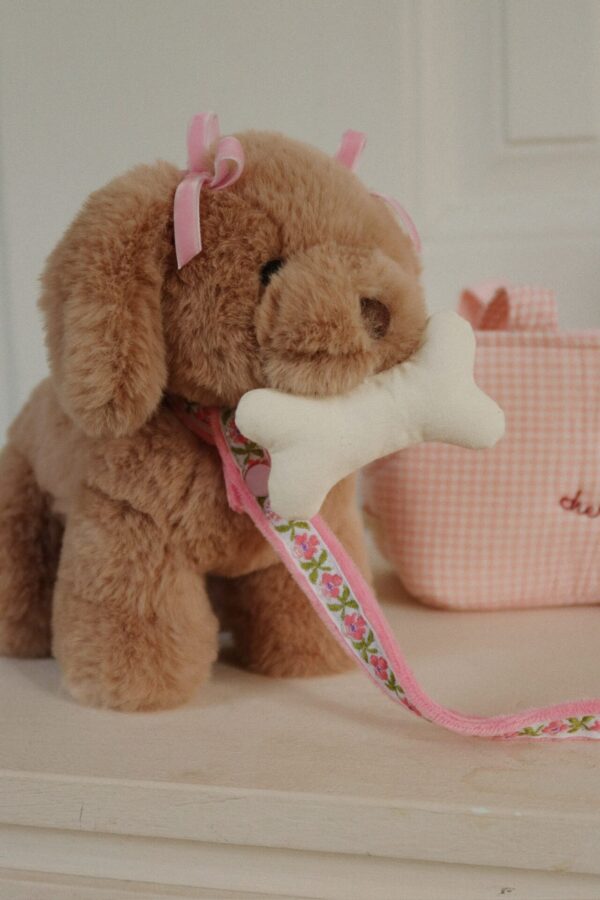 Maude Puppy, Soft Plush Toy with Basket - Konges Slojd - Image 2