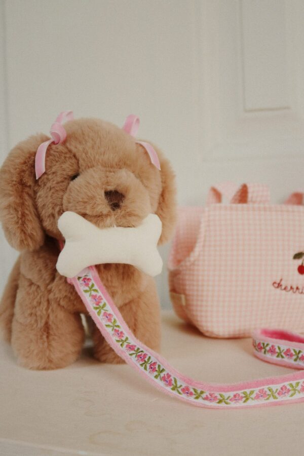 Maude Puppy, Soft Plush Toy with Basket - Konges Slojd - Image 3