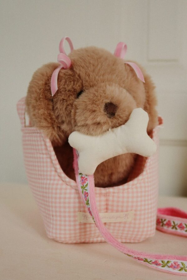 Maude Puppy, Soft Plush Toy with Basket - Konges Slojd - Image 4